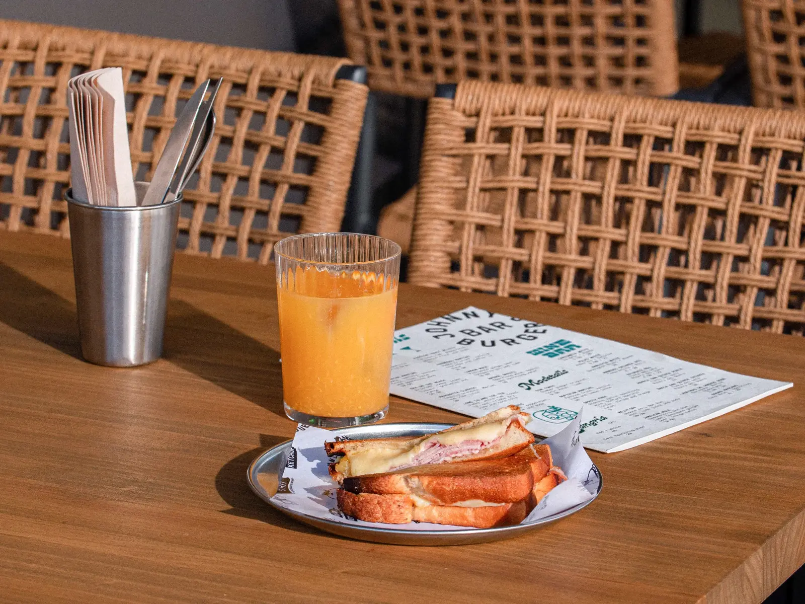 Sándwich mixto y zumo de naranja en la terraza de Johnny's Bar