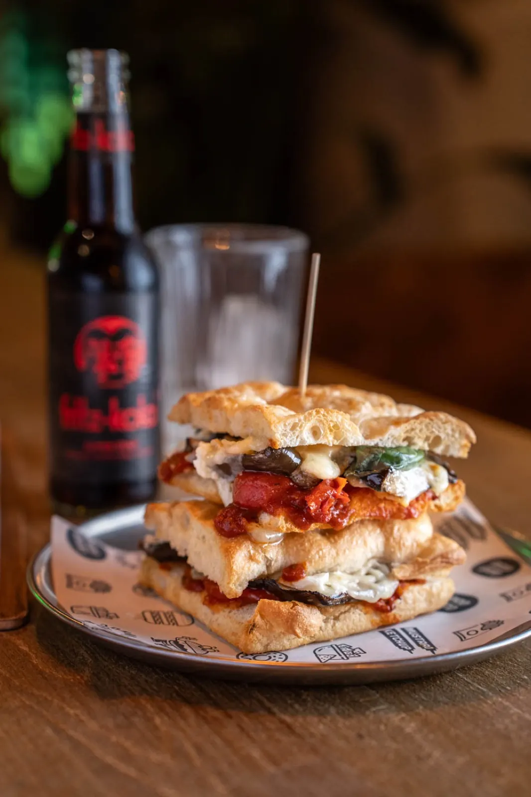 Sándwich parmigiana de berenjena con cerveza artesana